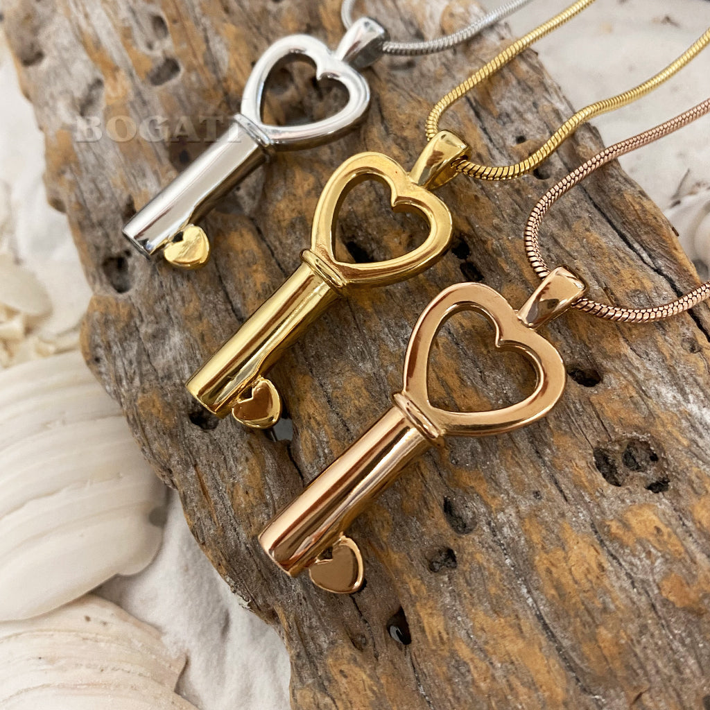 J-199 - Heart-shaped Key Bow with Heart Tip - Pendant with Chain