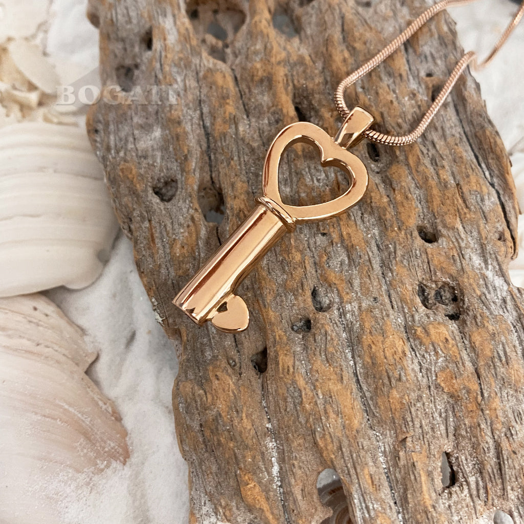 J-199 - Heart-shaped Key Bow with Heart Tip - Pendant with Chain