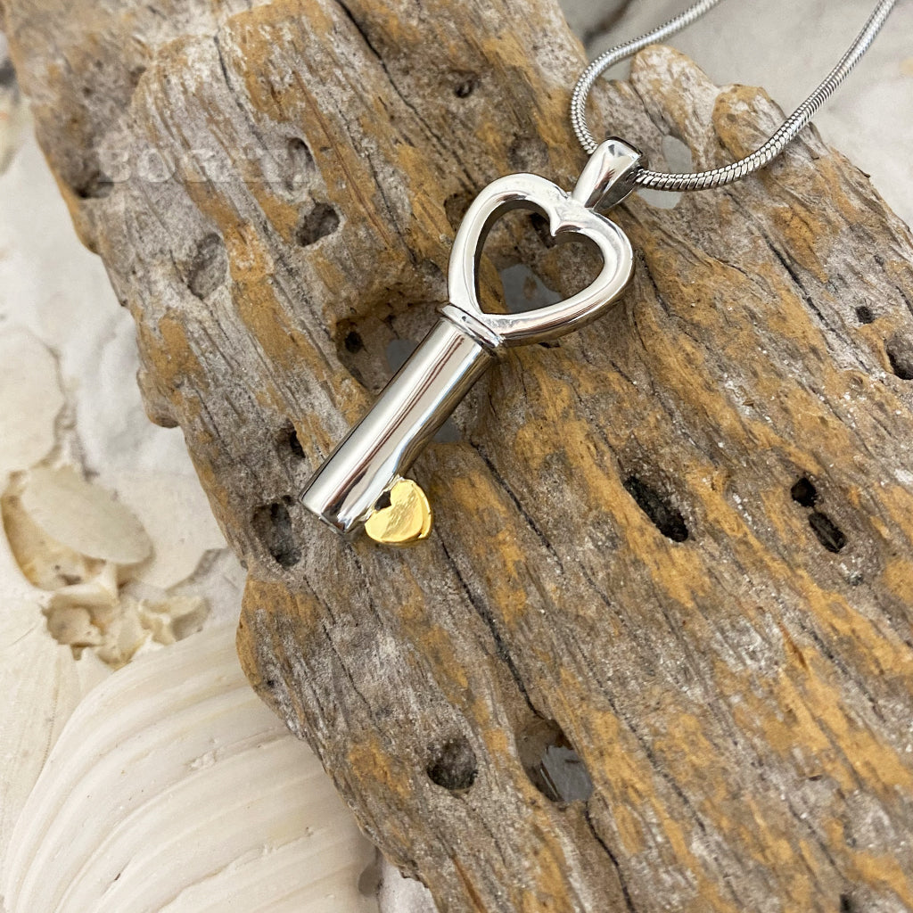 J-199 - Heart-shaped Key Bow with Heart Tip - Pendant with Chain