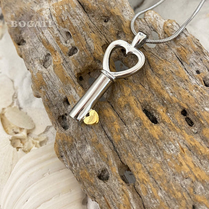J-199 - Heart-shaped Key Bow with Heart Tip - Pendant with Chain
