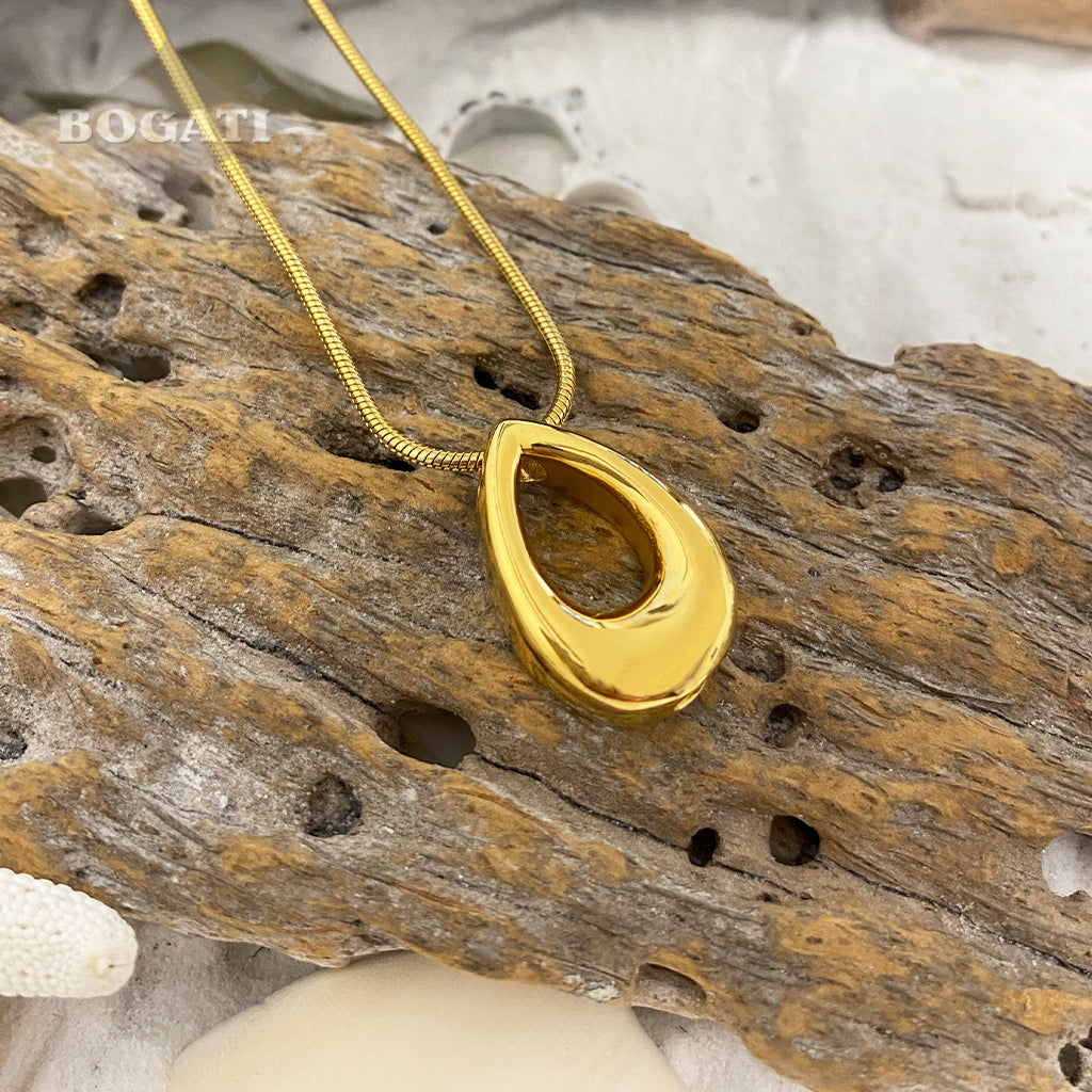 J-575 - Rounded Teardrop - Gold-tone - Pendant with Chain